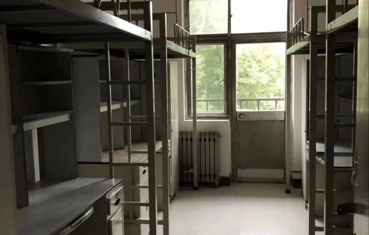 河北地质大学宿舍条件怎么样,有空调和独立卫生间吗?(附宿舍图片)