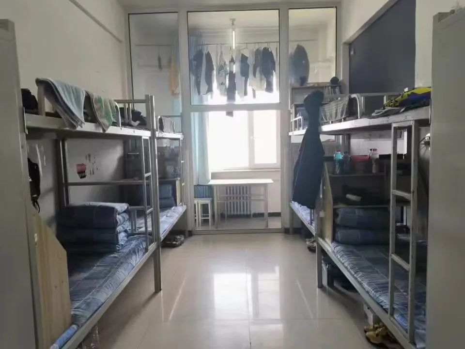 赤峰学院宿舍条件怎么样,有空调和独立卫生间吗?(附宿舍图片)