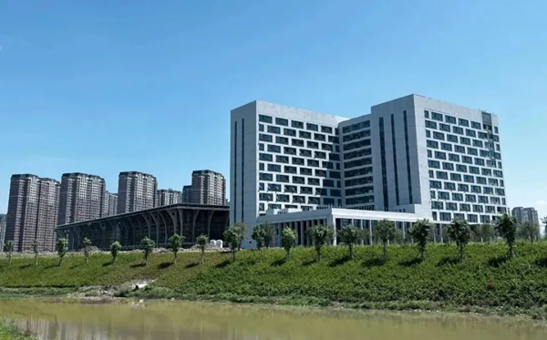 福耀科技大学学费一年多少钱?
