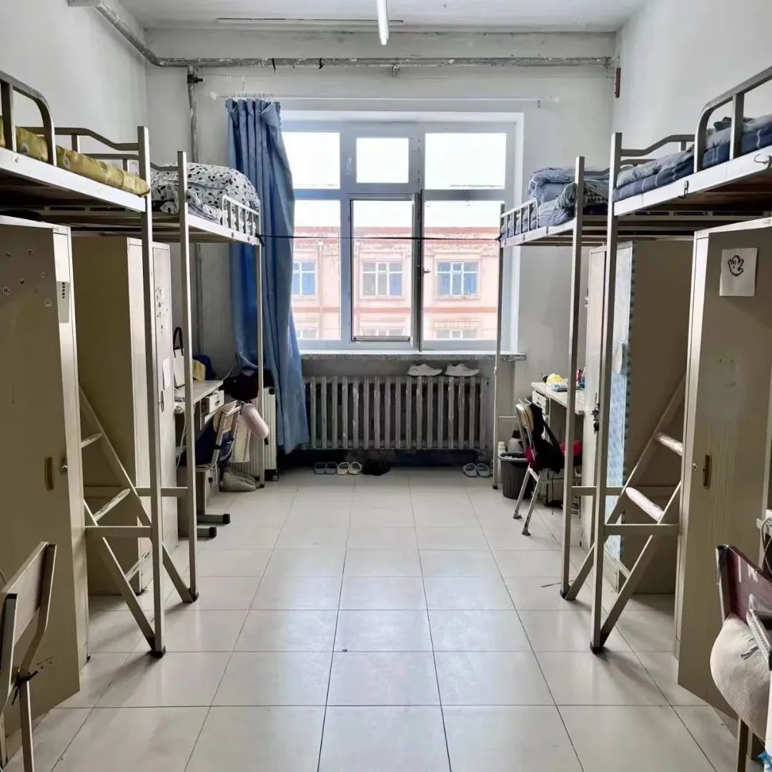 哈尔滨师范大学宿舍条件怎么样,有空调和独立卫生间吗?(附宿舍图片)