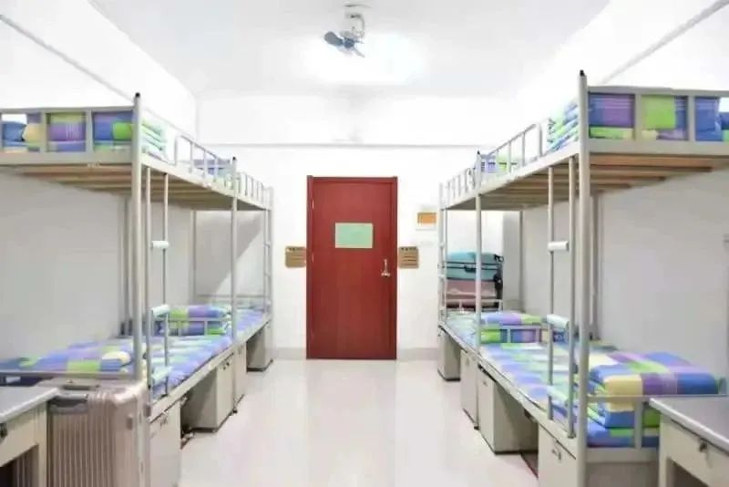 山东青年政治学院宿舍条件怎么样,有空调和独立卫生间吗?(附宿舍图片)