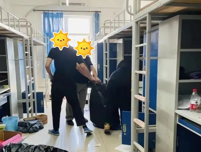 首钢工学院宿舍条件怎么样,有空调和独立卫生间吗?(附宿舍图片)
