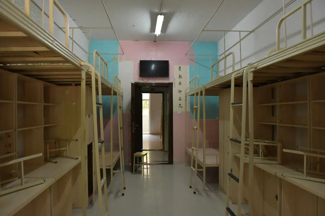 贵州黔南经济学院宿舍条件怎么样,有空调和独立卫生间吗?(附宿舍图片)