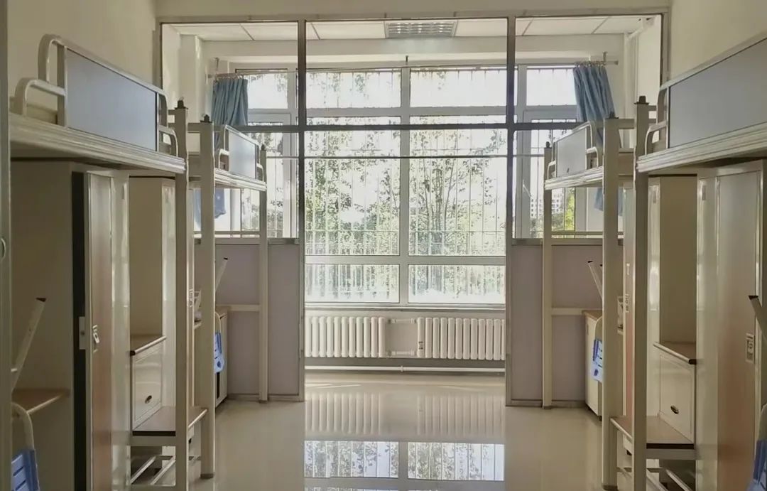 大连民族大学宿舍条件怎么样,有空调和独立卫生间吗?(附宿舍图片)