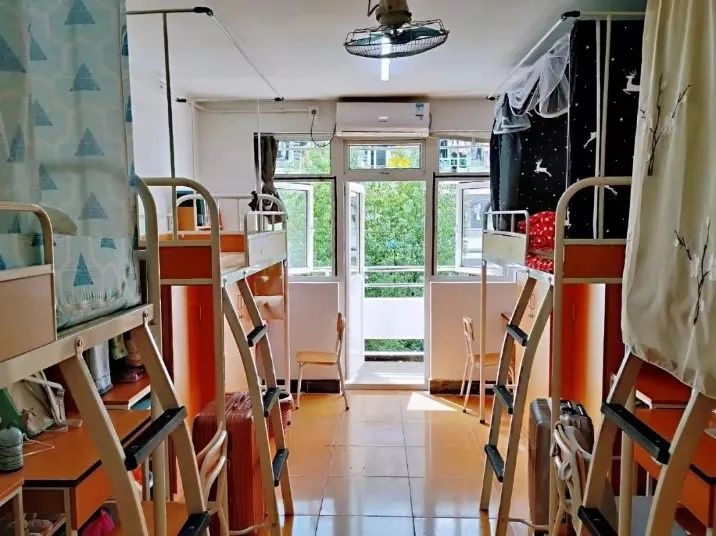 上海对外经贸大学宿舍条件怎么样,有空调和独立卫生间吗?(附宿舍图片)